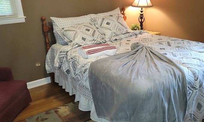 Greater Valley Brook House | 4 miles to CDC, VA & EMORY Master bedroom with en suite bath