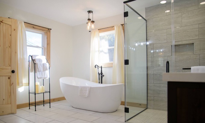 Cherokee House | 4 min 2 Casino, Romantic Getaway, Soaking Tub, 2 King Beds, Near Polar Express