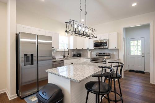 Burlington House | 4 Min to Downtown - En-Suite Bath - Washer and Dryer