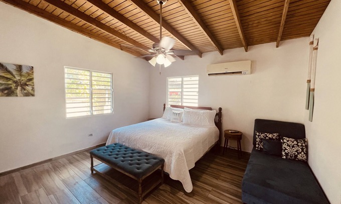 Stella House | 4 min walk to corcega beach or just relax in the jacuzzi!
