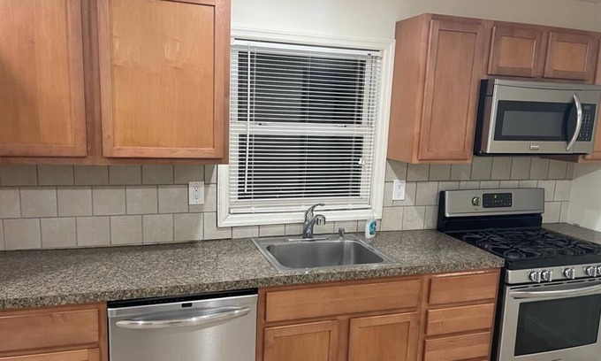 Ronkonkoma House | 4 mint walk train station. 6 Minutes drive from MacArthur Airport. free food