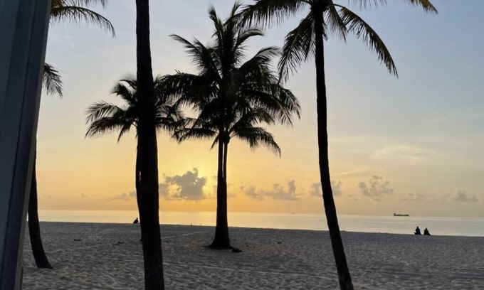 Lauderdale Beach House | 4 Minute Walk to the Beach