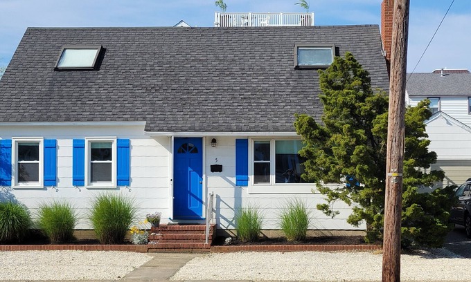 North Beach Haven Cottage | 4-minute walk to beach, Cute Cape Cod in Beach Block Full Refunds/cancellations