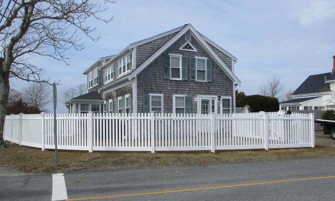 West Dennis House | 4 minute walk to beach, 4 bedroom, 2 bath, fenced in yard, pet friendly