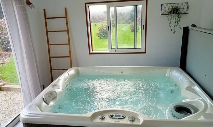 Quemeneven House | 4-p gîte with Jacuzzi between Crozon peninsula and Pointe du Raz