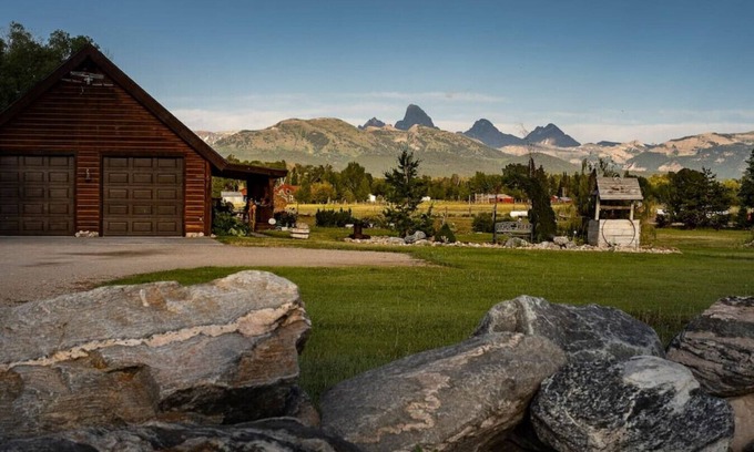 Tetonia Cabin | 4 Peaks Teton Views - Fishing Trip- National Parks