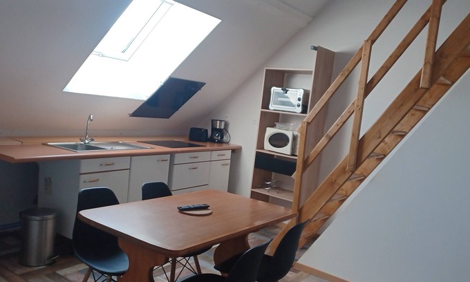 Saint-Pourcain-sur-Sioule Apartment | 4-person 2-bedroom self-contained air-conditioned city center apartment