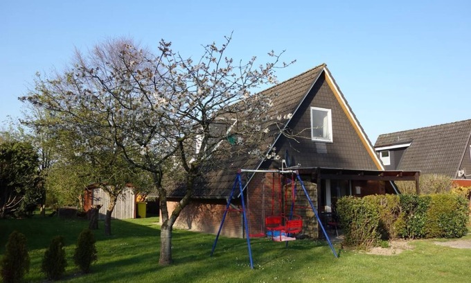 Norderteil House | 4 person vacation home with two showers and toilets in second row to the dike in Otterndorf