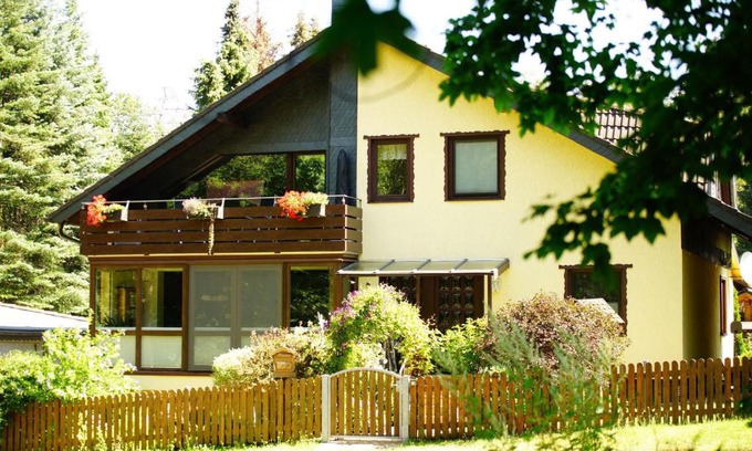Bad Harzburg Apartment | 4-Personen-Ferienwohnung-im-Wald-mit-Kamin-84-Qudratmeter