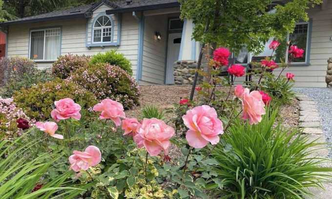 North Auburn House | 4 Queen Beds easy access to 49 & 80