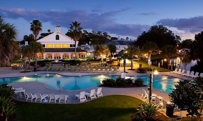 Crystal River House | 4 Relaxing Units with Free Parking, Pool! Near Three Sister Springs