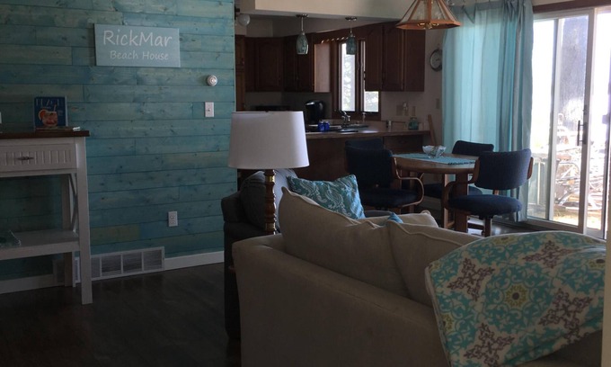 Hayward House | 4 Season-3bed-2bath on Round Lake, close to Birkie and right on snowmobile trail