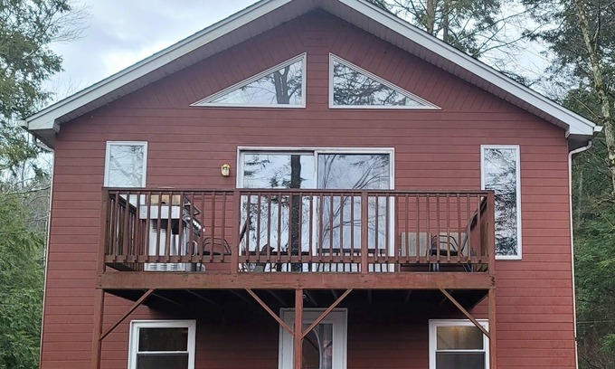 White Haven Cottage | 4 Season Lakefront Getaway: Hot tub, Skiing, +MoreSeason