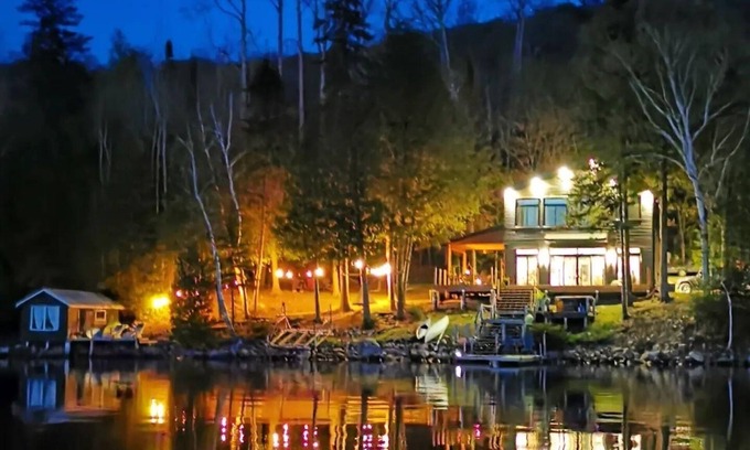 Hastings Highlands House | 4 season LAKEHOUSE on Papineau. Modern vibe, HOT TUB + expansive lake viewsn