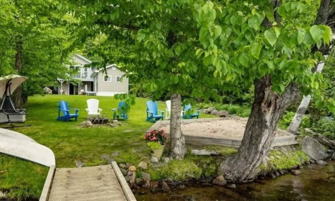 Perry Cottage | 4 Season Waterfront Bay Lake Beauty