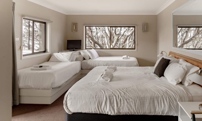 Perisher Valley Hotel | 4 Share - 4 Share Room - Village Views