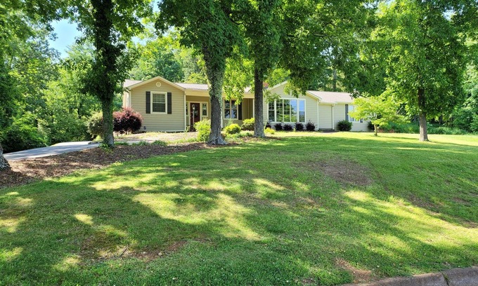 Guntersville House | 4. Spacious historic home in Lake Guntersville