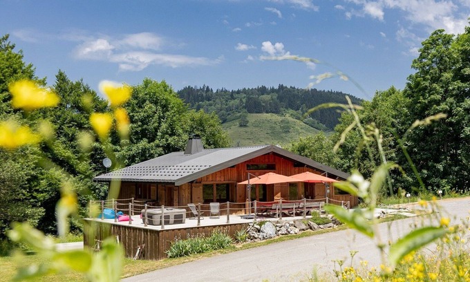 Habere-Poche Ski Chalet | 4-star chalet between lake and mountain, jacuzzi, sauna, opposite the slopes.