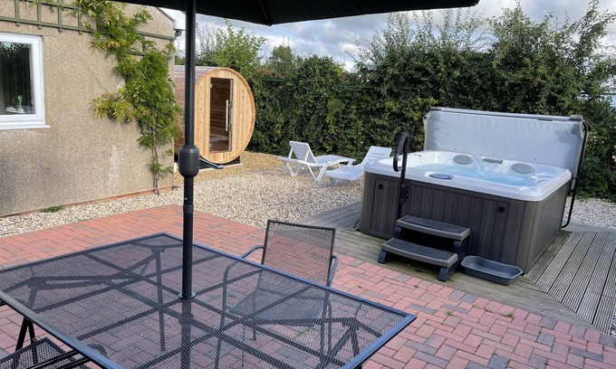 Coed-Y-Paen House | 4 Star detached rural Bungalow with Jacuzzi & Sauna, Play Area and free WIFI