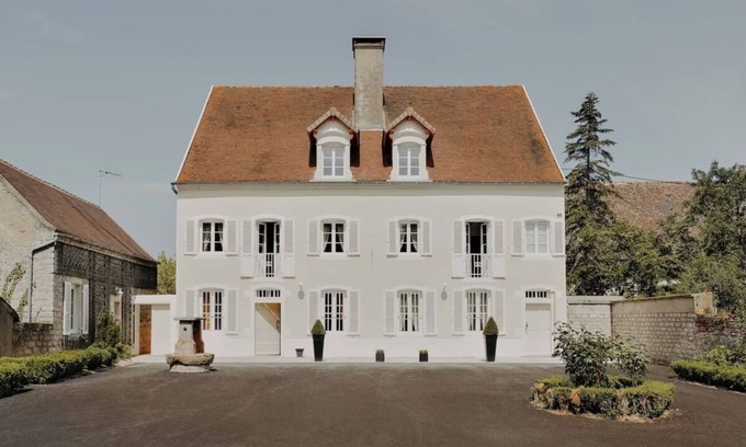 Saunieres House | 4-star Maison de Maître, 25 minutes from Beaune. Swimmingpool, sauna, steamroom.