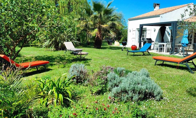 Saint-Pierre-d'Oleron House | 4 star villa 800m away from the beach, in the middle of a 6 hectar private field