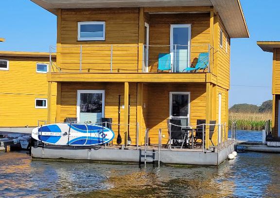 Ostvorpommern Boat Rental | 4 Sterne Dtv Floating House