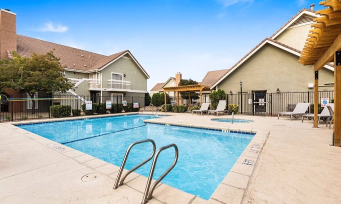 Biggs Field Hotel | 4 Stylish Units – Kitchen, Free Breakfast & Outdoor Pool