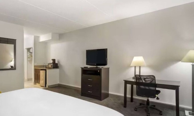 Mundelein Hotel | 4 Suburban Getaway Close to Dining, Shopping, and Entertainment in Mundelein