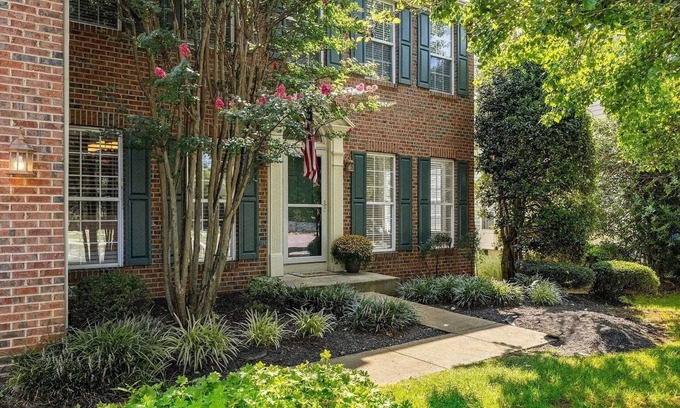 Lakeview House | 4-themed bedroom home in charming Haymarket with sauna & cinema theater room