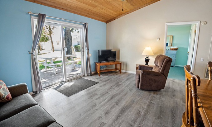 Oscoda Resort | #4 Thomas' Parkside Cottages, 2BR Wheelchair access w/Huron Beach view.