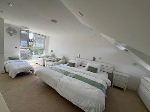 Streatham House | 4 to 5 Bedroom beautiful holiday home London sleeps 9-central Links