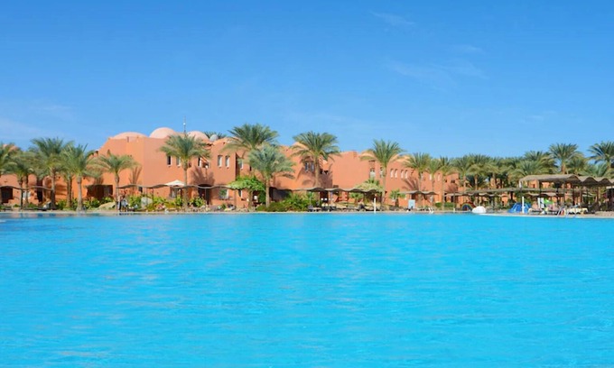 Makadi Bay Resort | 4 Tranquil Rooms with Balcony and Pool & Direct Access to Private Sandy Beach