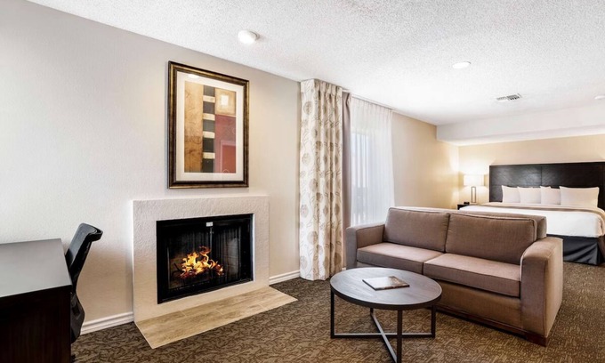 Biggs Field Hotel | 4 Two-Bedroom Suite – Full Kitchen, Outdoor Pool & Breakfast