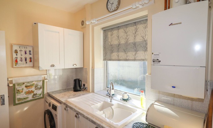 Blacon Cottage | 4 VENABLES ROAD, romantic, character holiday cottage in Blacon
