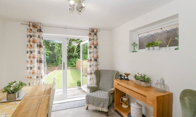 Mordiford House | 4 WALLFLOWER ROW, pet friendly, with a garden in Hereford