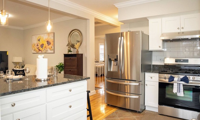 Dorchester Apartment | 40-Newly renovated, stylish and beautiful apt/4br close to Highway