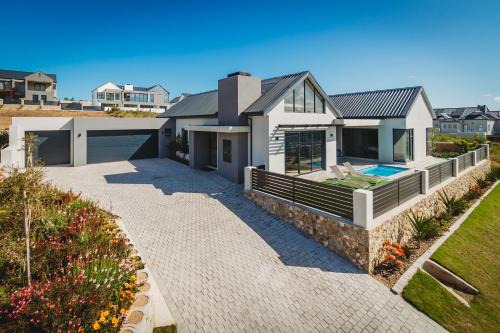 George Villa | 40 Ridge Drive, Kingswood Golf Estate