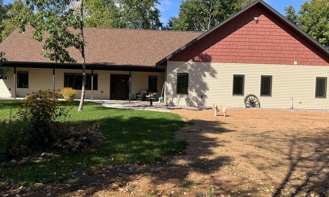 White Lake House | 40 wooded acres and newer home with high end appliances