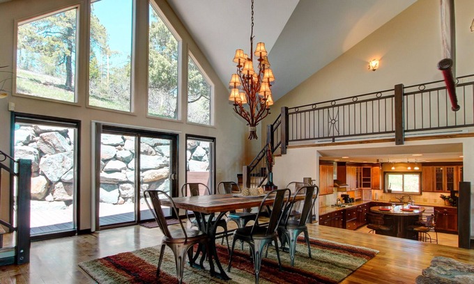 Evergreen House | 4000 SQ FT Luxury Mountain Home. 28 mins Denver & SKI. Best views! HOT TUB!