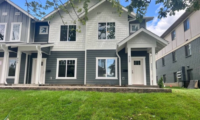Iowa City House | 402 Spacious 3 Bedroom Townhouse