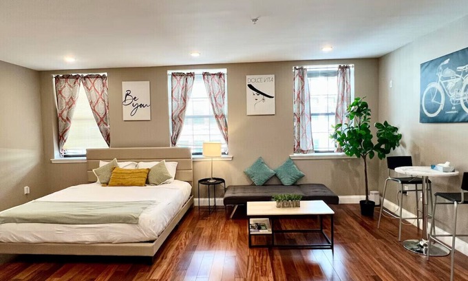 Logan Square Apartment | 406 The easy stays in central city of Philadelphia