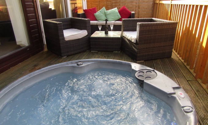 Scalby Cabin | 40ft x 20ft luxury holiday lodge near Scarborough; 3 bed, sleeps 6, hot tub