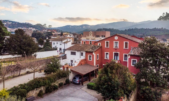Sant Fost de Campsentelles House | 40m2 suite with two beds and private bathroom.