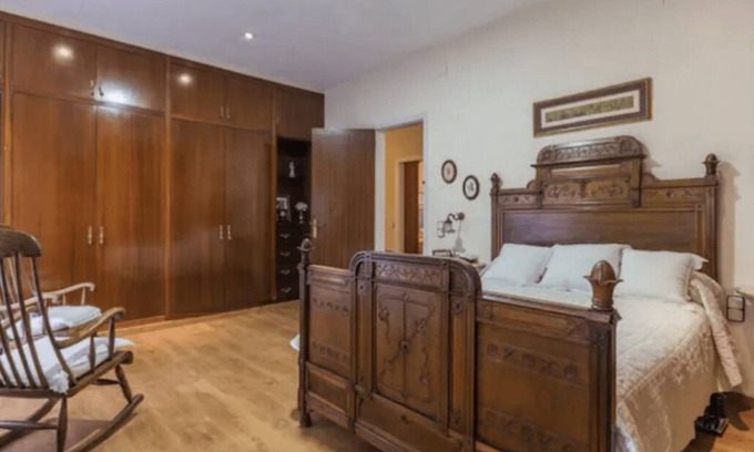 Sant Fost de Campsentelles Apartment | 40m2 suite with double bed and private bathroom.