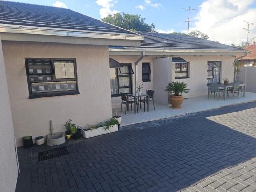 Kew House | 41 Fourth Road Guest House