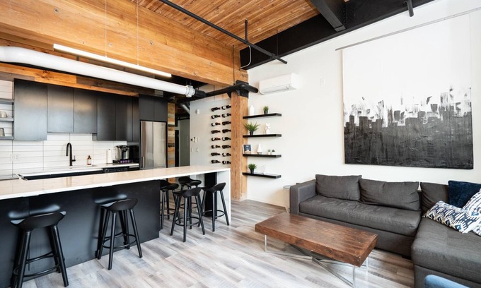 Exchange District Condo | (411)Converted Loft | Hi-End | 2 Bdr | Exchange District l Market Ave (139)