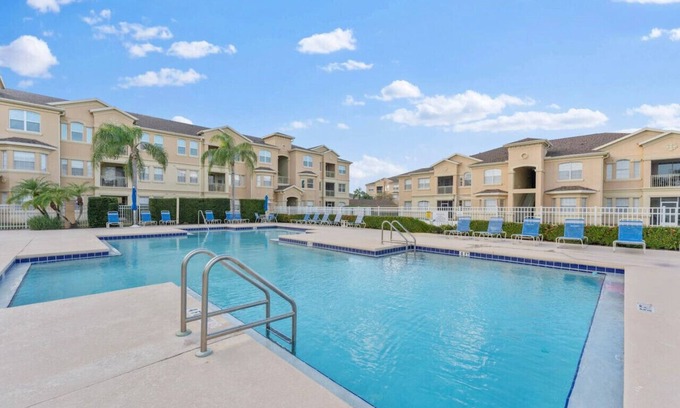 Loughman Apartment | 414TR 2BR Condo APT Heated Pool HotTub King Bed