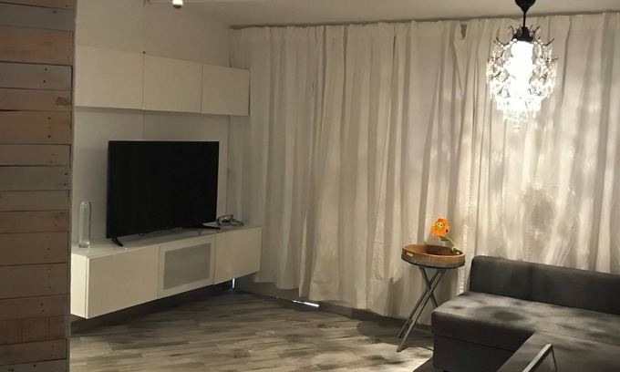 Eleanor Roosevelt Apartment | 419 Roosevelt Downtown local-Urban humble area. Charming 1-bedroom apartment