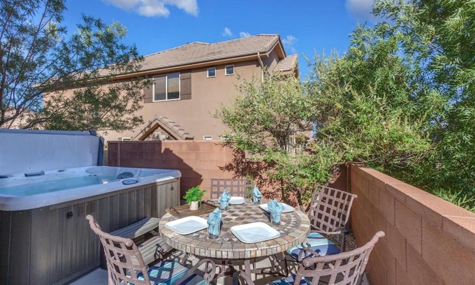 Washington House | 4194 Coral Ridge Resort Dog Friendly, BBQ grill, Private Hot Tub, Community Pool