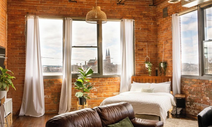 Detroit Apartment | 420 Loft Canada Bridge View - FREE PARKING - FREE WIFI
